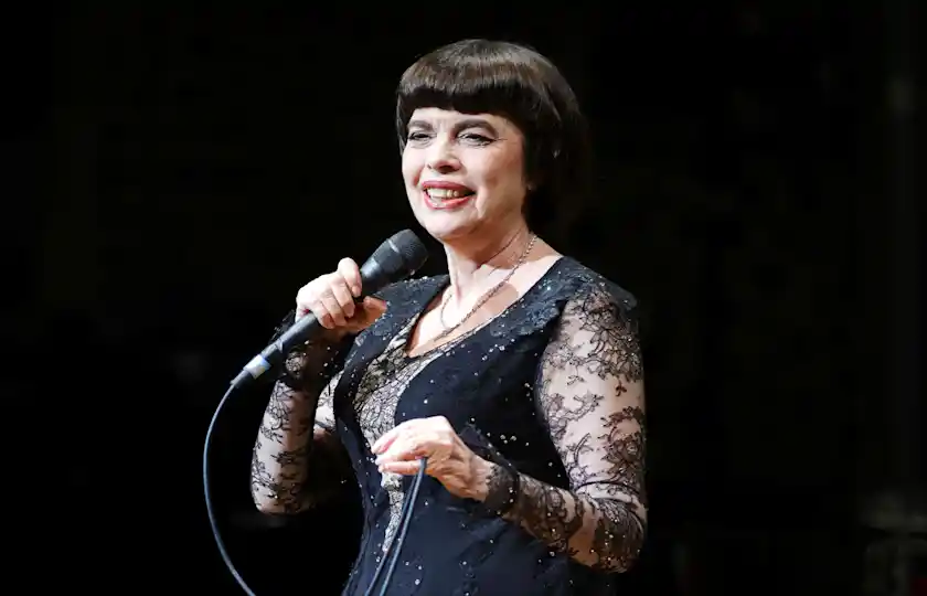 Mireille Mathieu 米蕾伊·玛蒂厄 2025 年演唱会《法国巡演》巴黎站来了:香颂女王回归,经典旋律全场大合唱!